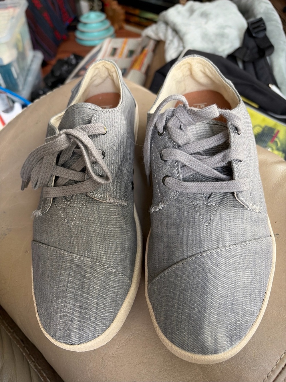 Tom’s Paseo Men’s Light Grey Sneakers Size 7.  Very comfortable!